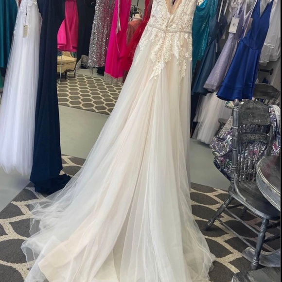 Wedding dress - Picture 3 of 3